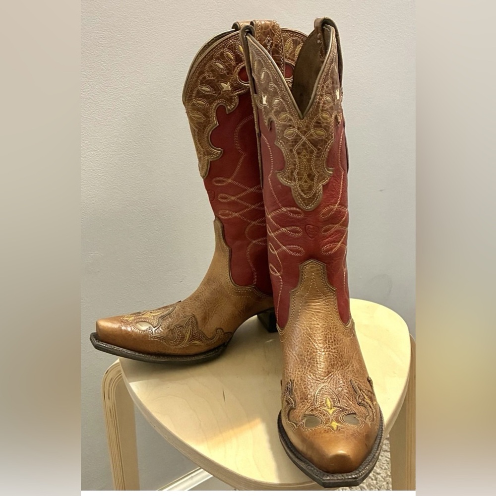 Ariat size 9 Leather Red and Brown Western Cowboy Boots. Snip Toe.